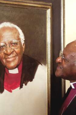 Desmond Tutu studying his portrait